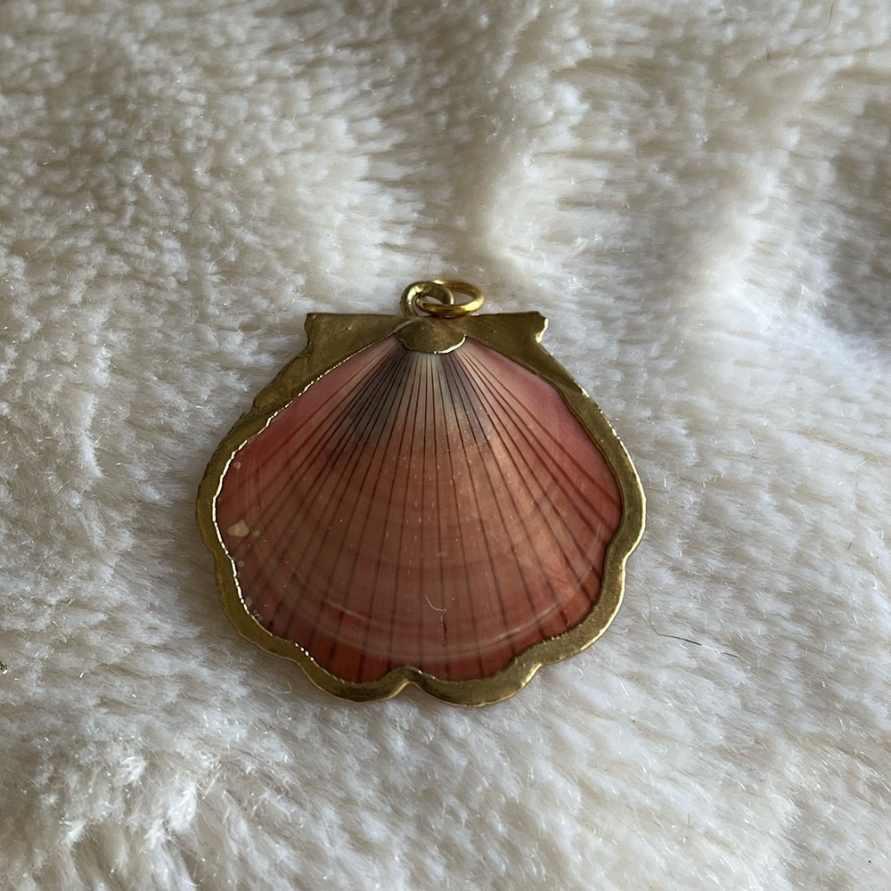 Vintage pink shell pendant